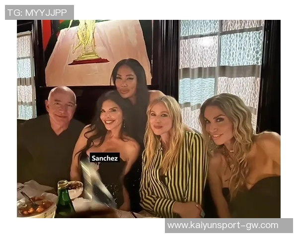 00后英国网红索汉与女友Mya首次共度圣诞甜蜜合照曝光引热议